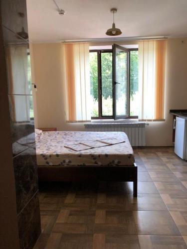 Ένα ή περισσότερα κρεβάτια σε δωμάτιο στο Номер з видом на сад