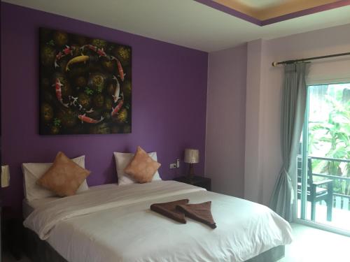 Postel nebo postele na pokoji v ubytování Baan Suan Ta Hotel