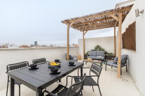 Perissa - 2 bedrooms and terrace in Trafalgar