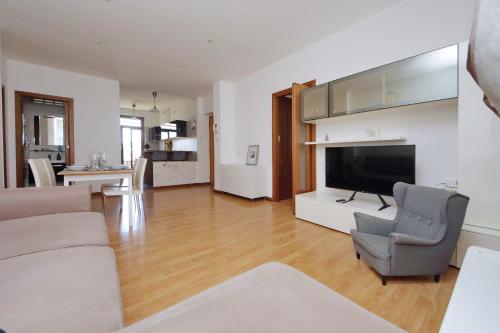 Stazione Trastevere 3BR Flat by Flatinrome