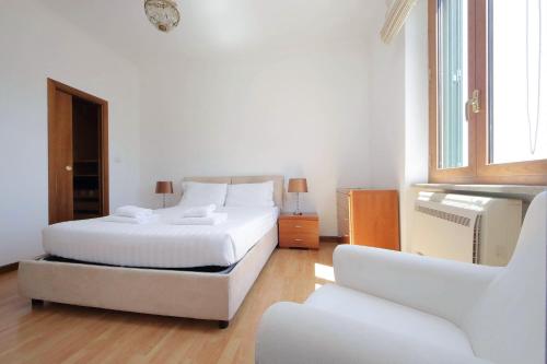 Stazione Trastevere 3BR Flat by Flatinrome
