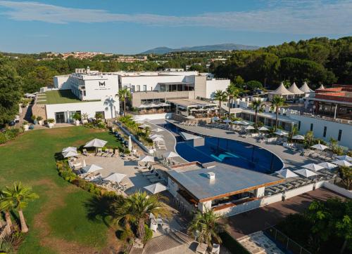 une vue aérienne d'un complexe avec piscine dans l'établissement Mouratoglou Hotel & Resort, à Biot