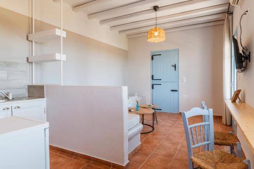 a kitchen and dining room with a table and chairs at La Casa Tinos 22 in Agios Ioannis Tinos