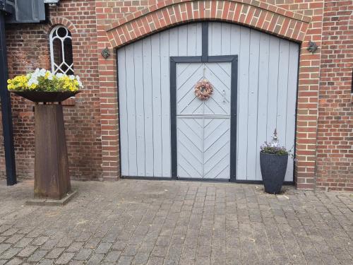 a white garage door with a wreath on it at Storchennest in Steenfeld