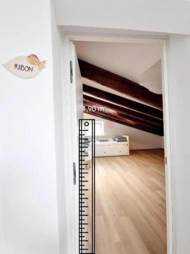 Una cama o camas en una habitación de Apartments Lara 2 - with more affordable parking