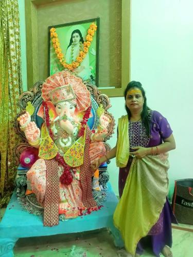 Oaspeți care stau la Kanha ji 5 star PG family 12 rooms near lord Krishna temple free pick up service also Activa rent