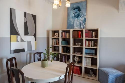 a dining room with a table and a book shelf at City Nook - Apt in Heraklion Centre in Bendevís