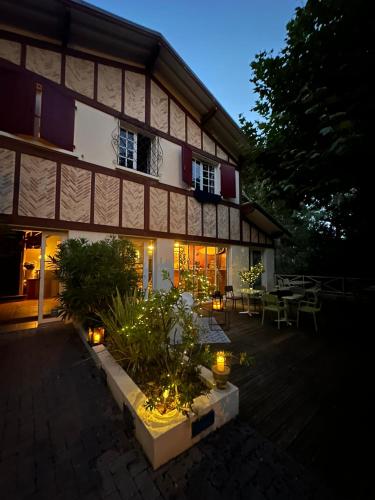 un bâtiment avec une cour avec des tables et des chaises dans l'établissement Paloma, à Hossegor