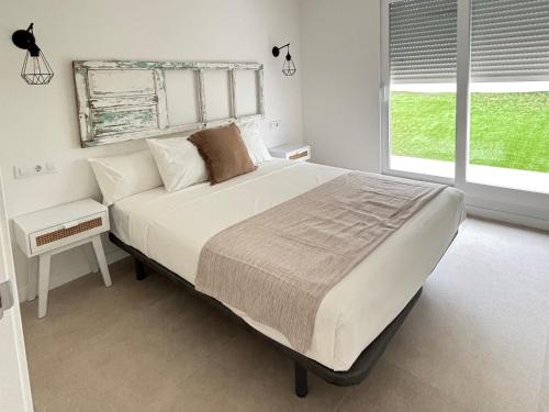 ペニスコラにあるVilla ISLAの大きなベッドと窓のある寝室