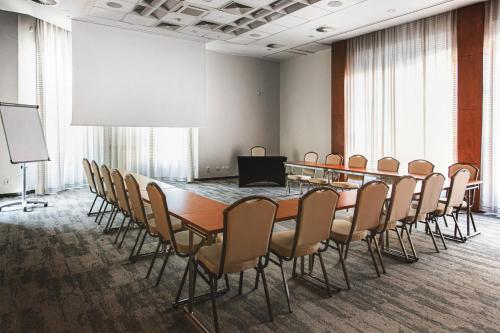a conference room with a long table and chairs at Qubus Hotel Gorzów Wielkopolski in Gorzów Wielkopolski