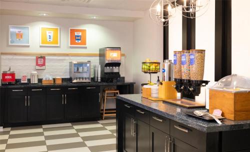 Příslušenství pro přípravu čaje a kávy v ubytování Hampton Inn and Suites La Crosse Downtown