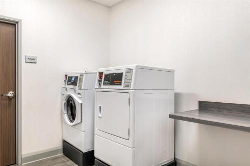 a washing machine and a washer in a room at Hampton Inn Eufaula Al in Eufaula
