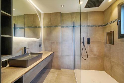 un bagno con lavandino e doccia di Bastide d'été - Haut de Villa Vence a Vence