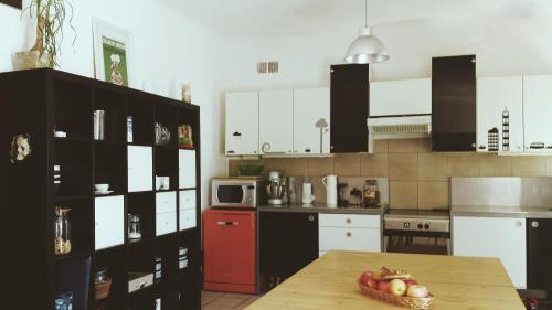 une cuisine avec une table avec un bol de fruits dessus dans l'établissement h2oholidays, à Capbreton