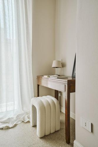 a desk with a chair next to a table with a lamp at Villa in centro con Giardino e Parcheggio - La Casa della Giuliana in Santarcangelo di Romagna
