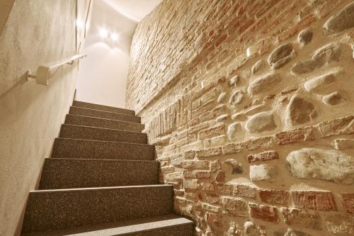 a stairway with a brick wall and a stair case at Villa in centro con Giardino e Parcheggio - La Casa della Giuliana in Santarcangelo di Romagna