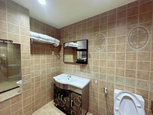 a bathroom with a sink and a toilet and a mirror at Khách Sạn Avatar in Ho Chi Minh City