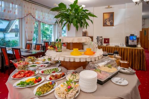 een tafel met veel borden eten erop bij Zespół Dolina Białego - Pensjonat Telimena in Zakopane