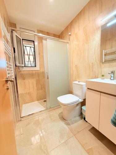 a bathroom with a toilet and a shower and a sink at Villa del sol in Creixell