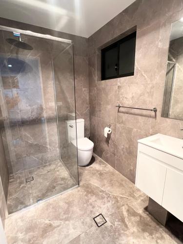 Ένα μπάνιο στο Modern and Comfortable Queen Room - OR2