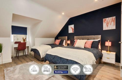 Ένα ή περισσότερα κρεβάτια σε δωμάτιο στο Modern 4Bedroom House By Homebird Property Management Short Lets & Serviced Accommodation Leeds With Private Parking & Garden