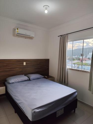 Postel nebo postele na pokoji v ubytování Residencial Ernesto Neves - 5 min da praia de Bombas