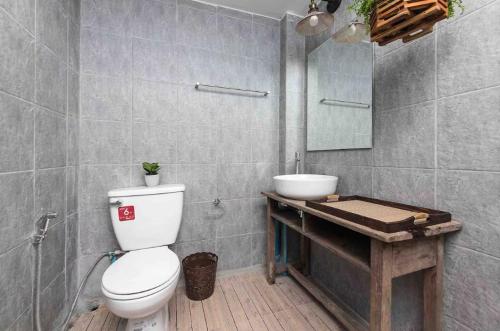 a bathroom with a toilet and a sink at Baan Ploen Dee - Wat Arun in Bangkok