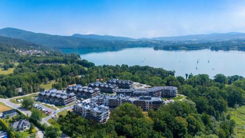 eine Luftaufnahme eines Resorts an einem See in der Unterkunft Laguna Beskidów Resort in Zarzecze