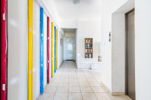 Un pasillo con paredes de colores brillantes y suelo de baldosas. en Whispering Palms 1-BR Apt By Finikoudes Beach, en Lárnaca