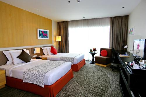 A bed or beds in a room at Amaranth Suvarnabhumi Hotel