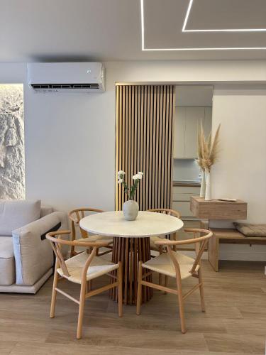 Luxury apartment 70m2 with 2 bedrooms ,balcony and jacuzzi , Downtown Thessaloniki