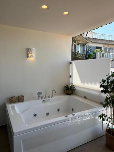 Luxury apartment 70m2 with 2 bedrooms ,balcony and jacuzzi , Downtown Thessaloniki