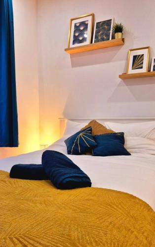 un lit avec deux oreillers bleus dessus dans l'établissement Le Moderne - Wifi - Near train station, à Reims