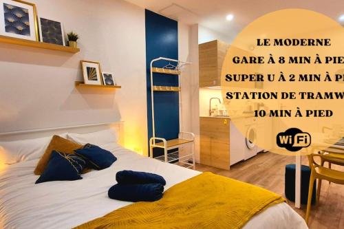 une chambre avec un lit avec des oreillers bleus dessus dans l'établissement Le Moderne - Wifi - Near train station, à Reims