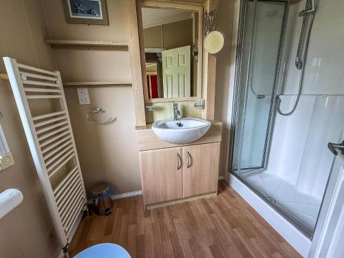 グレート・ヤーマスにあるBeautiful 6 Berth Lodge At Cherry Tree Holiday Park Ref 70002Tgの洗面台とシャワー付きの小さなバスルーム