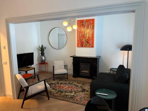 a living room with a couch and a fireplace at Stadslogement No 11-13 in Harderwijk