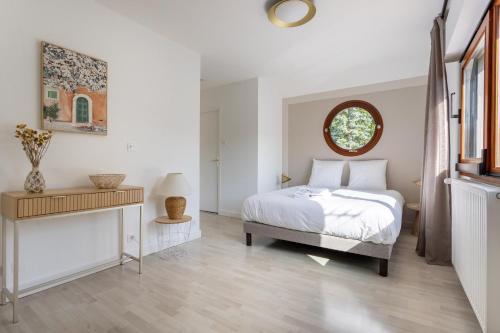 Ένα ή περισσότερα κρεβάτια σε δωμάτιο στο Maison chic, calme avec jardin et vue sur Clermont