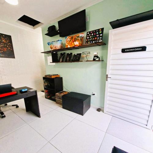 Μια τηλεόραση ή/και κέντρο ψυχαγωγίας στο Pousada Casa da Fernanda, Suíte Moon