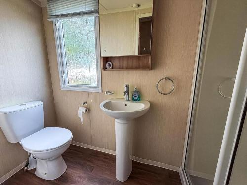 Koupelna v ubytování Lovely Caravan With Decking At Broadland Sands, Suffolk Ref 20302Bs