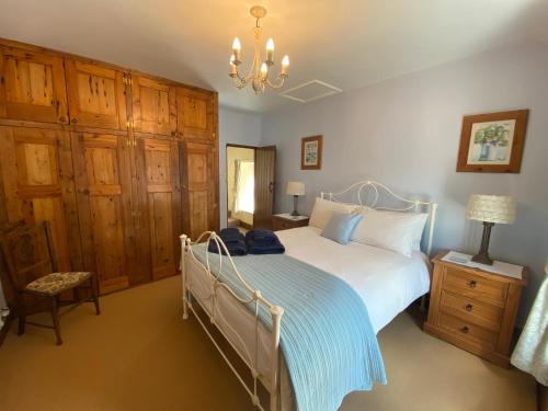 Postel nebo postele na pokoji v ubytování Candlelight Cottage - Litton