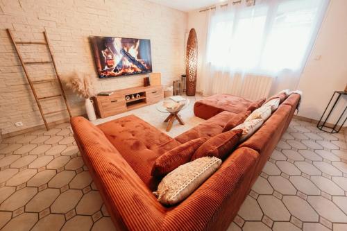 - un salon avec un grand canapé brun dans l'établissement The Champenoise Jacuzzi - Vineyard, à Verzenay