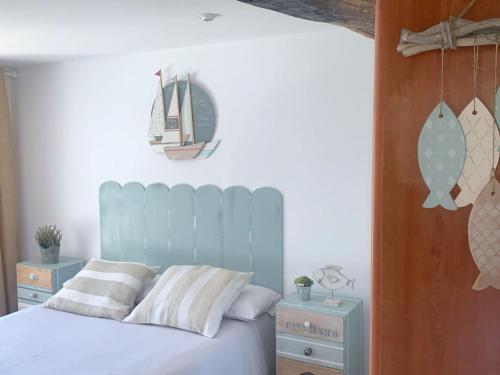 GajanoにあるCosta Marina, casa con encanto cerca mar G10996のベッドルーム1室(ベッド1台、壁掛け時計付)