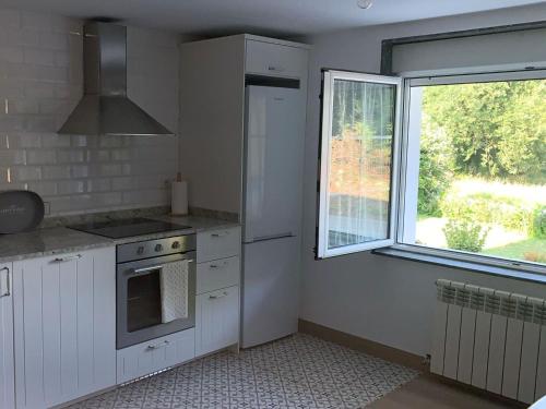 GajanoにあるCosta Marina, casa con encanto cerca mar G10996のキッチン(コンロ、窓付)