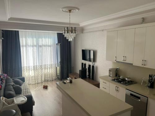 Kuchyň nebo kuchyňský kout v ubytování Sumqayıt şəh, Bulvar küçəsi, Mirvari city yaşayış kompleksi