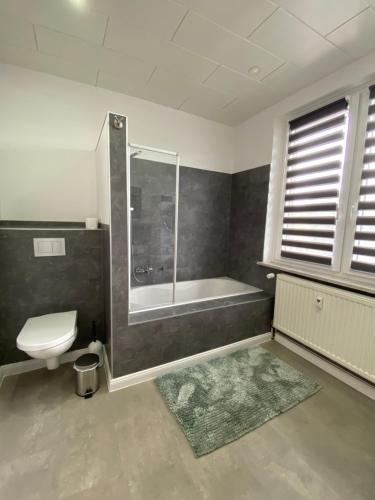 un bagno con vasca, WC e doccia di Top Ferienwohnung mit 3 Schlafzimmer, zentral & modern in Einbeck! a Einbeck