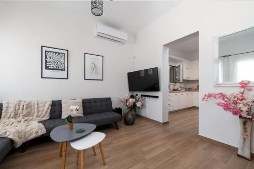 Μια τηλεόραση ή/και κέντρο ψυχαγωγίας στο Modern & Charming Apartment