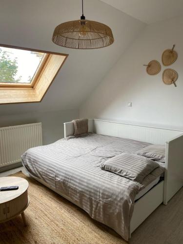 une chambre avec un lit et une grande fenêtre dans l'établissement Villa & Appartments des Muriers - 500 m du Lac, à Annecy