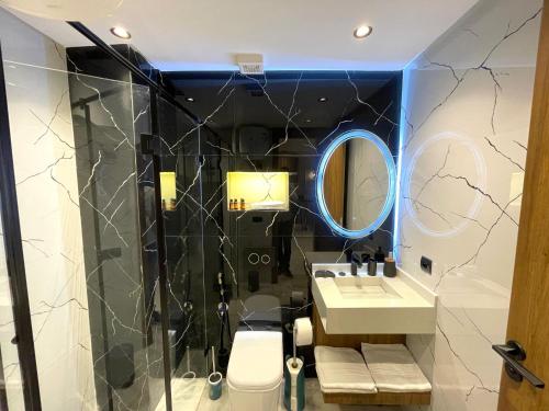 ein Badezimmer mit Waschbecken und Spiegel in der Unterkunft D1115 Studio au Cœur de Casablanca Proximité et Confort1 in Casablanca