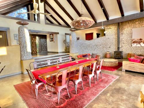 Χώρος καθιστικού στο Tinkers Lakeside Lodge - Kruger