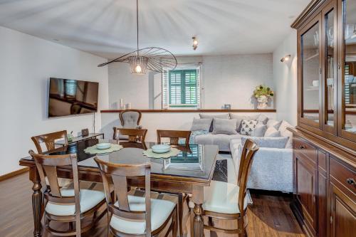 MAJESTIC 3-Bedroom Luxury Apartment